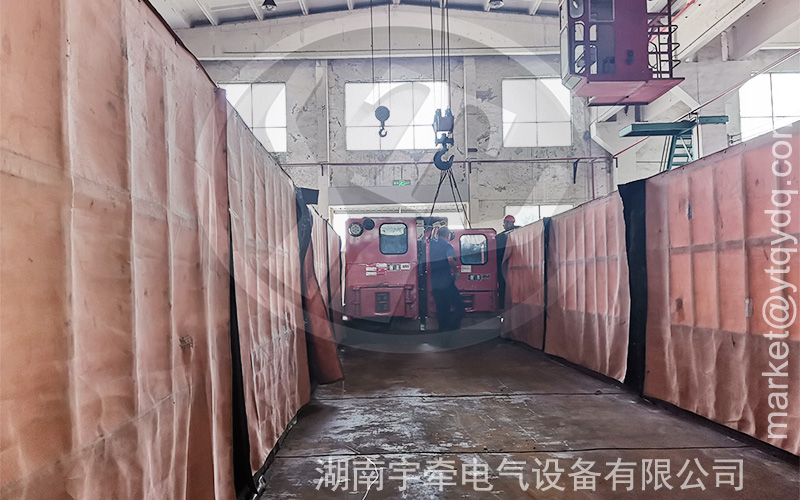 8噸蓄電池電機車發(fā)貨5.jpg