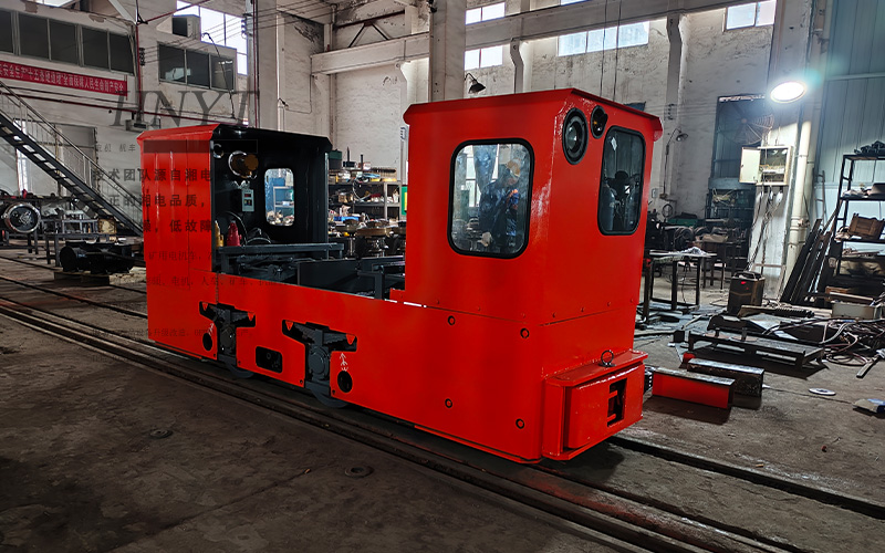 防爆型5噸蓄電池變頻電機車發(fā)貨.jpg