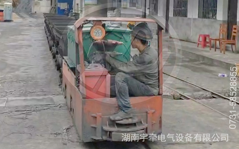 2.5噸防爆蓄電池電機(jī)車現(xiàn)場運(yùn)行視頻.jpg