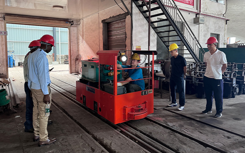 海外客戶來廠采購礦用電機(jī)車 2.jpg